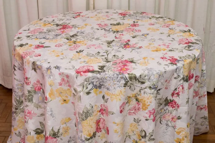 Toalha de mesa redonda com estampa floral em tons claros
